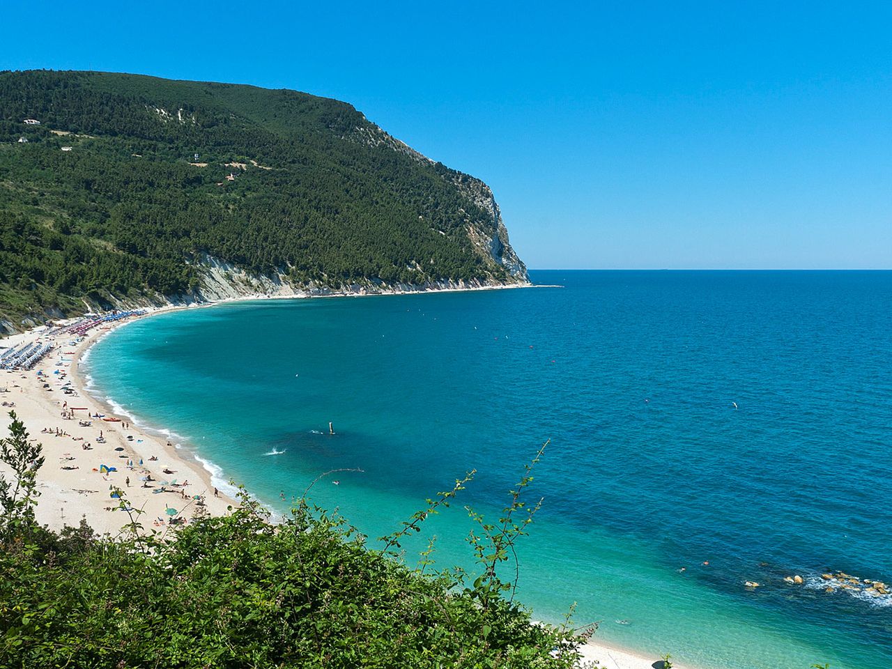 Weiße Kiesstrände in Sirolo, Italien