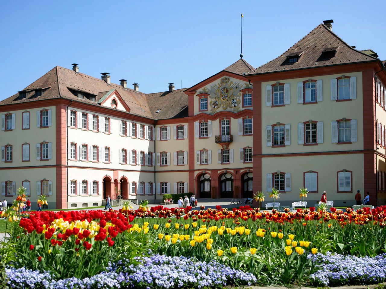Barockschloss und Blüte auf der Blumeninsel Mainau