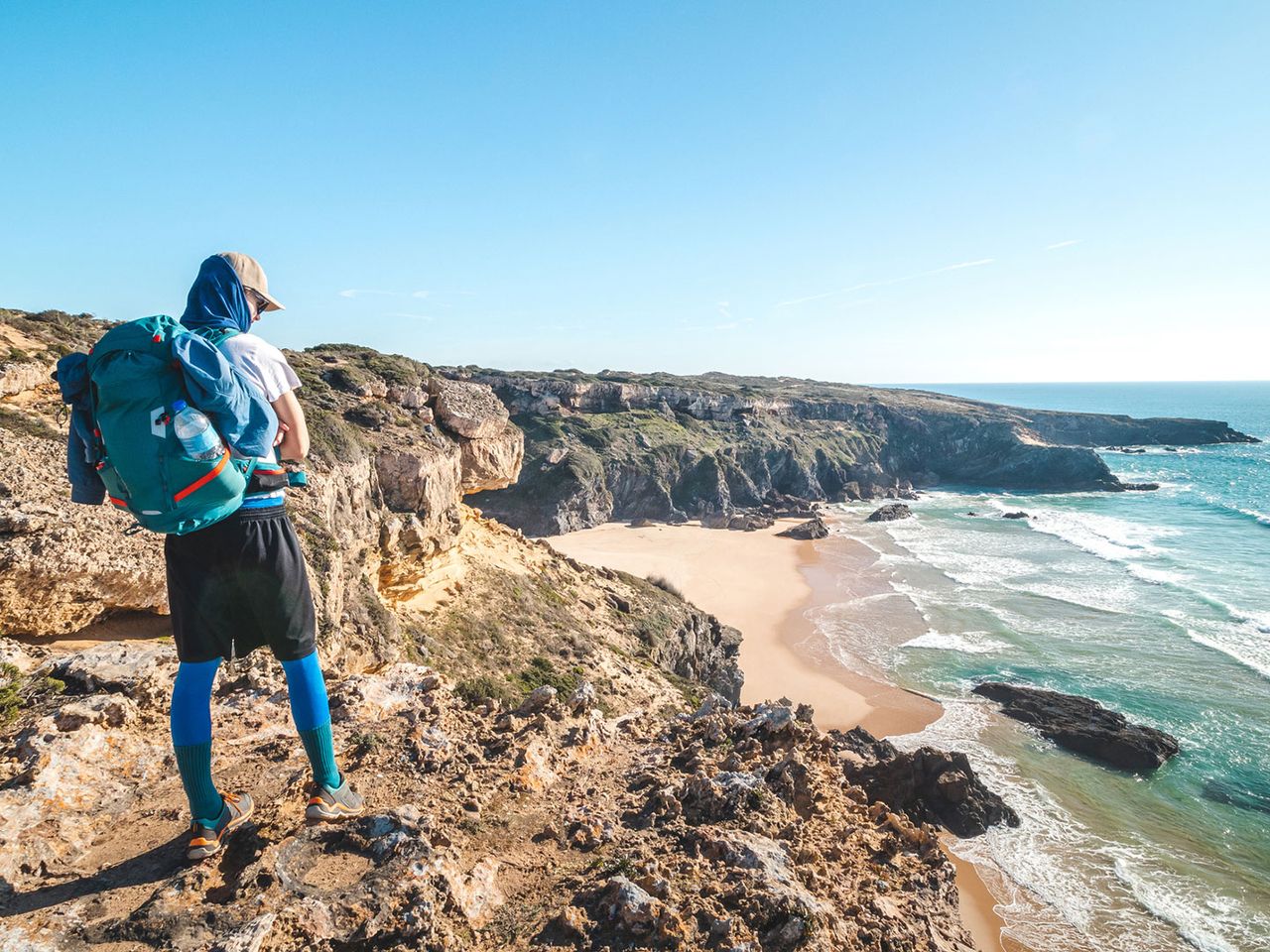 Wanderer auf dem Fischerpfad in Portugal, Vila Nova de Milfontes