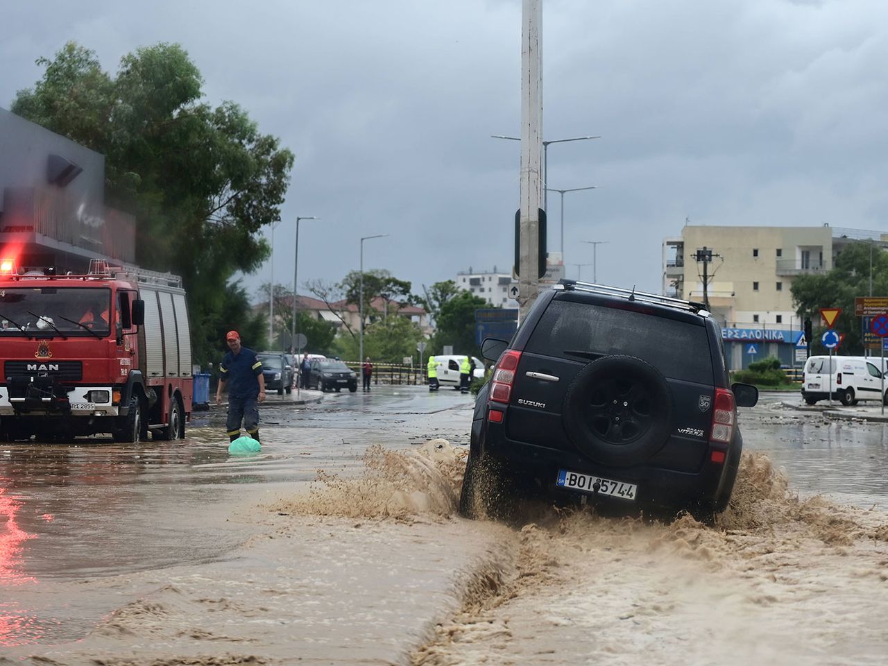 Überschwemmungen in der griechischen Hafenstadt Volos, Auto und Rettungswagen