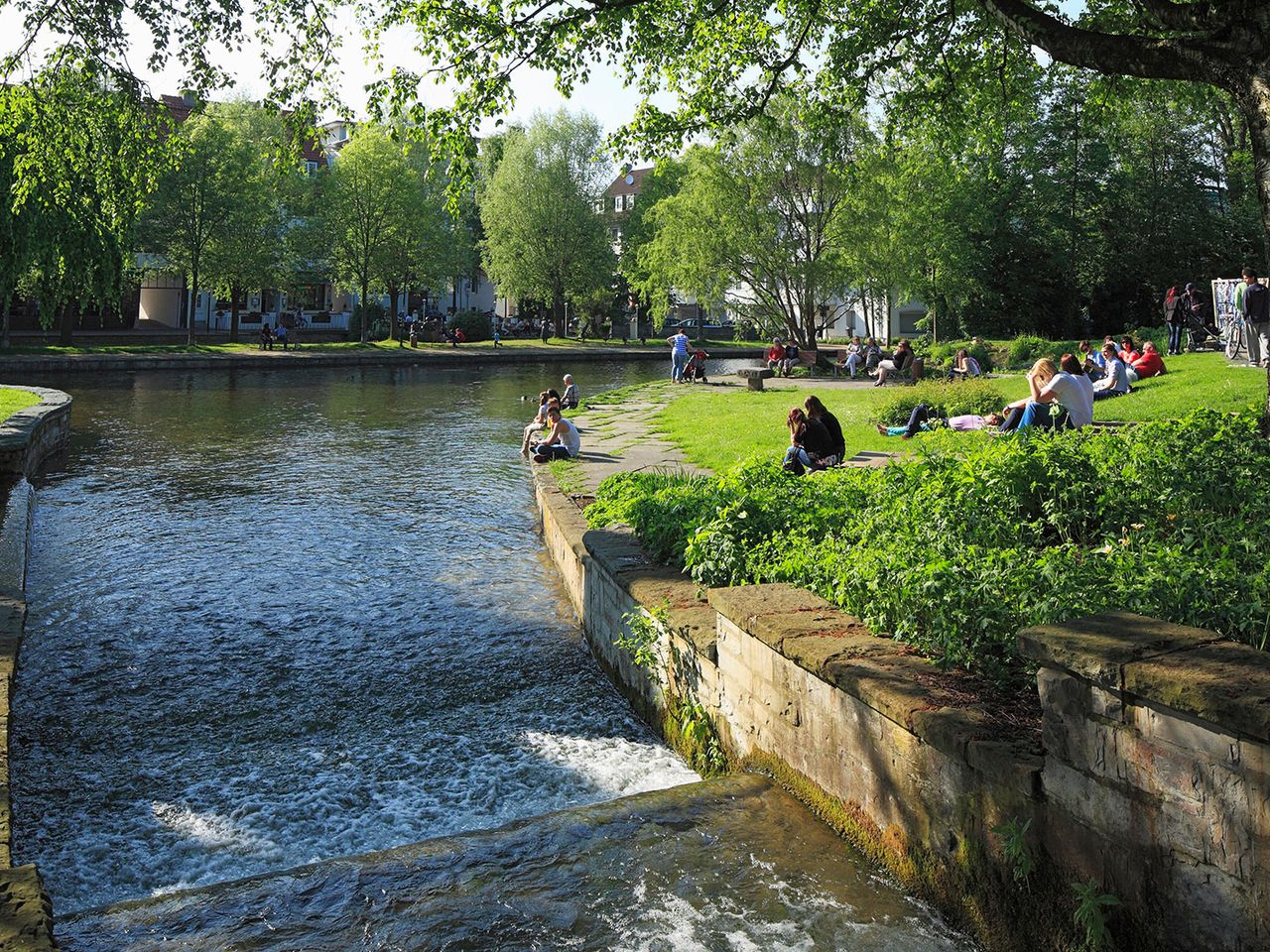 Paderwasser gelangte ab 1532 über ein ausgeklügeltes Rohrleitungssystem als sogenannte Wasserkunst in die höher gelegenen Stadtbereiche – nützliches Nass, vor allem zur Bekämpfung der immer wieder auflodernden, verheerenden Feuer. Dieter Honervogt kennt sie alle, die Geschichten rund um den kurzen Fluss. Der pensionierte Bäckermeister, 70 Jahre alt, ist Paderborns stellvertretender Bürgermeister und Vorsitzender des rührigen Vereins „Freunde der Pader“ mit heute 125 Mitgliedern. Brauchte die Pader denn überhaupt Freunde? „Ja klar“, antwortet der Paderborner. Erst in den vergangenen Jahren hätten sich die Bewohner:innen darauf besonnen, welch flüssigen Schatz sie in ihrer Stadt besitzen. Die Monate der Pandemie hätten die Einheimischen vermehrt zu Spaziergängen und Wanderungen an ihren kurzen Fluss gelockt, der sich als blaues Band in grüner Parklandschaft durch die Großstadt schlängelt.
