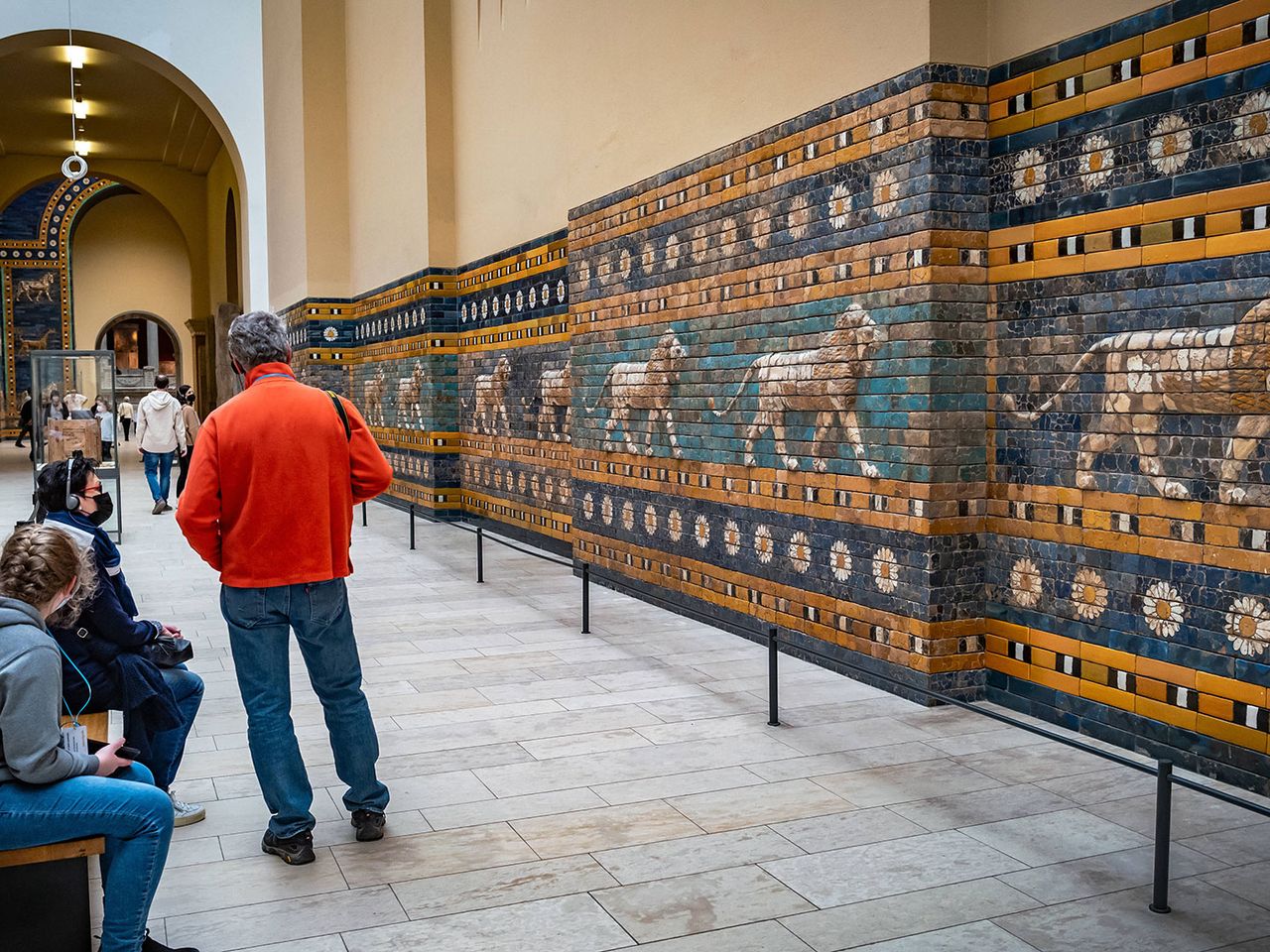 Besucher:innen im Pergamonmuseum Berlin
