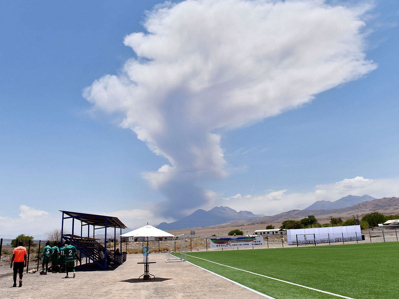 Dorf Peine in Chile, Rauchwolken des Láscar beim Ausbruch 2022