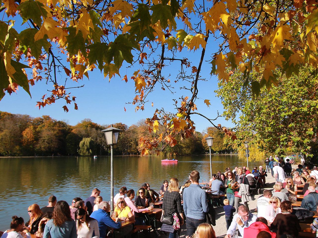 Münchner:innen treffen sich im Biergarten vom Seehaus