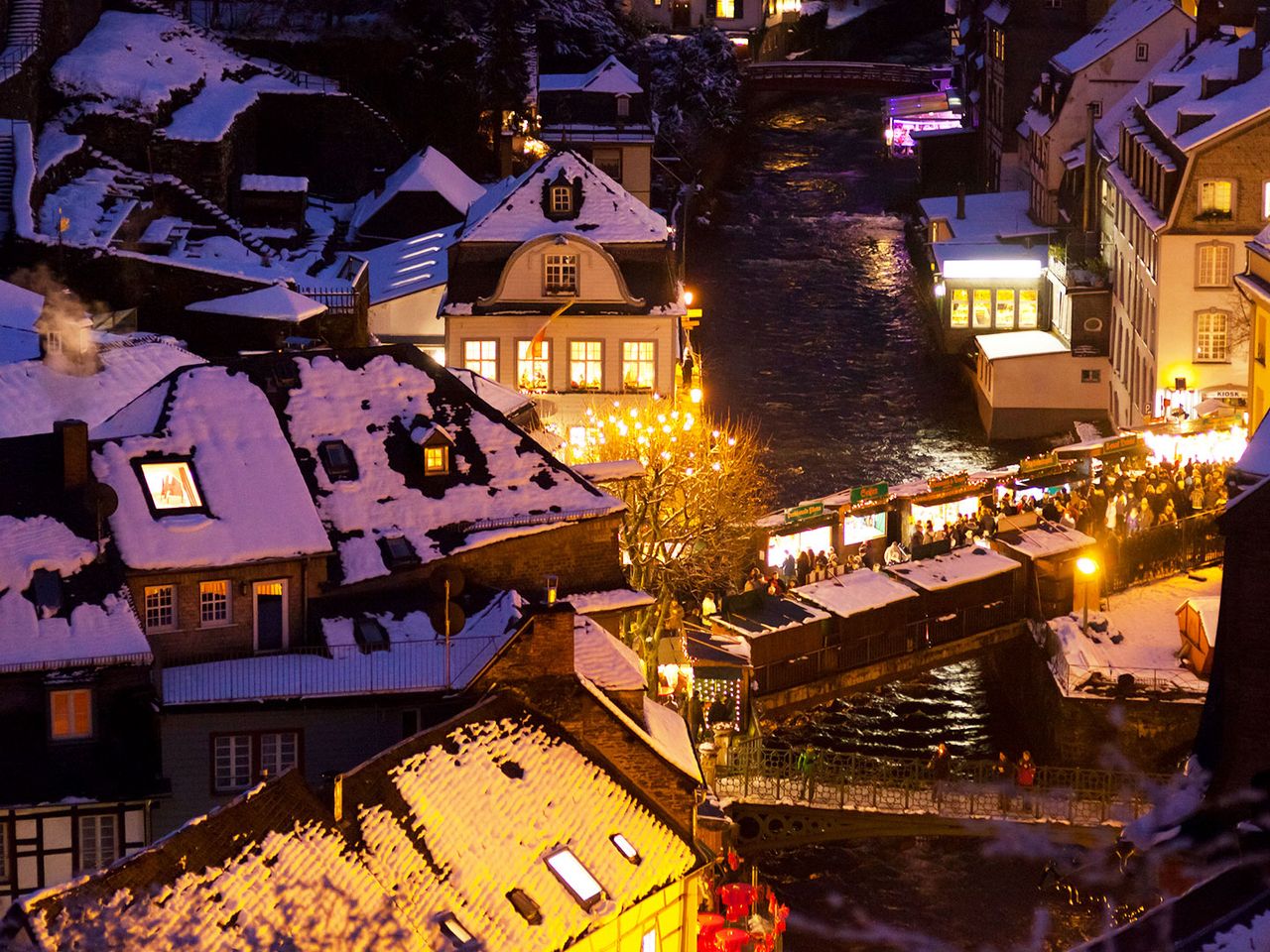 Schneebedeckte Fachwerkhäuser in Monschau