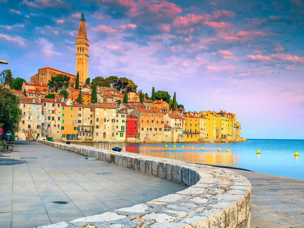 Blick vom Hafen zur Altstadt von Rovinj