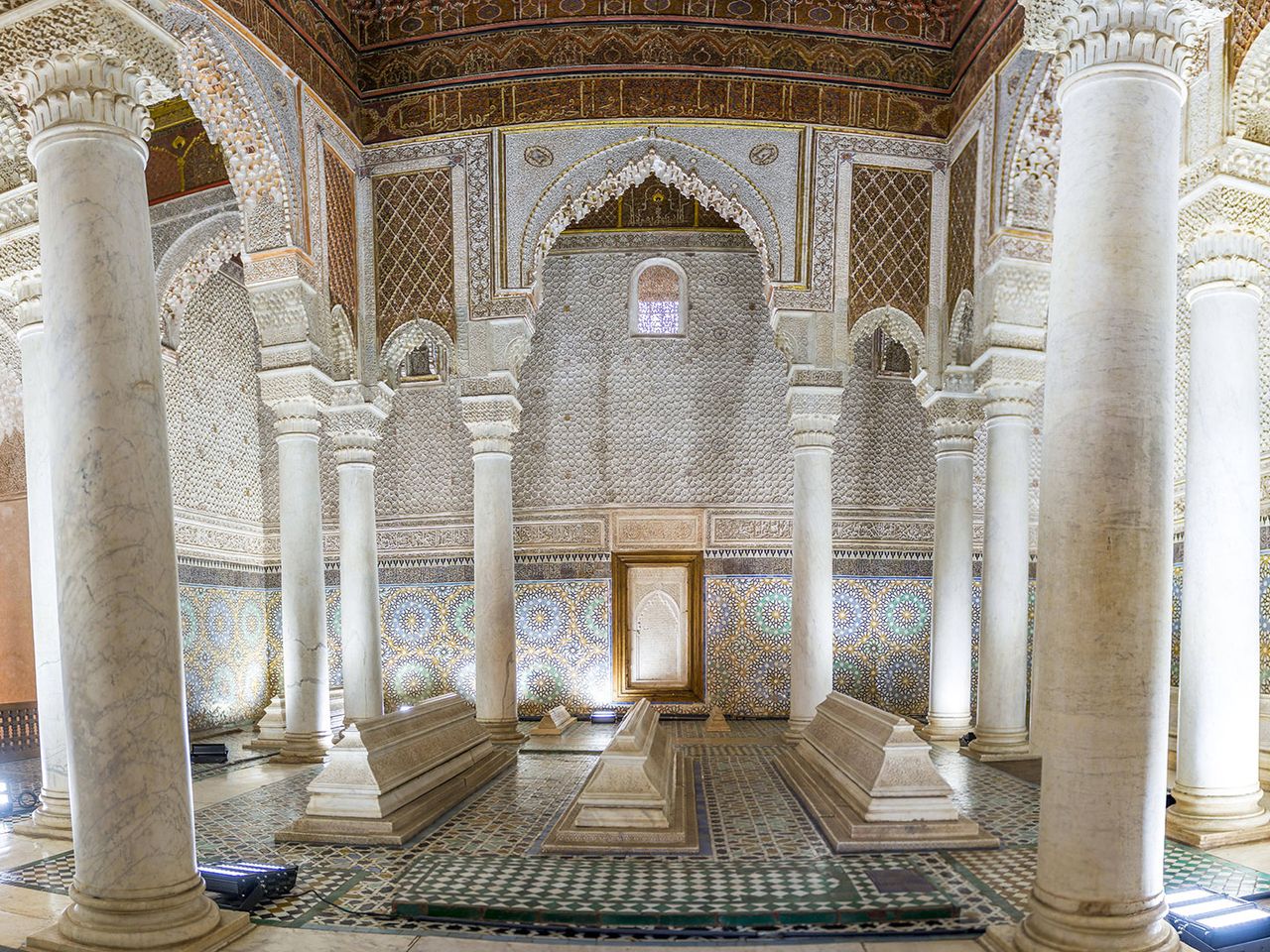 Weiß verziertes Mausoleum der Saadier-Gräber