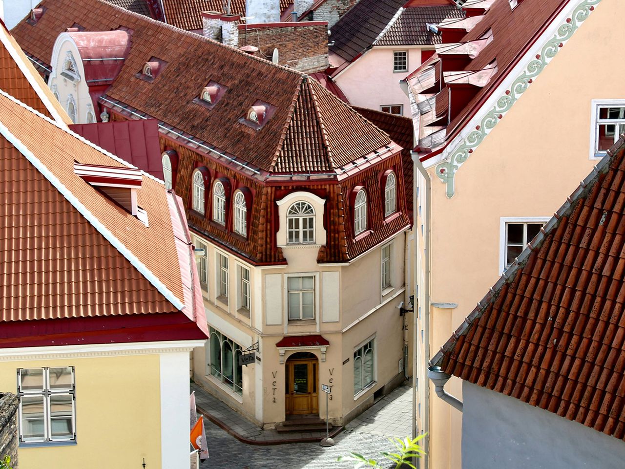 Blick von oben auf Häuser in Tallinn