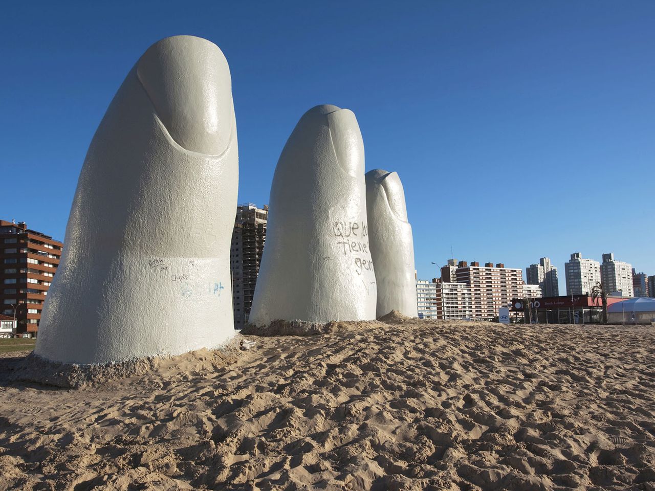 Skulptur „La Mano en la Arena“ am Brava Beach von Uruguay