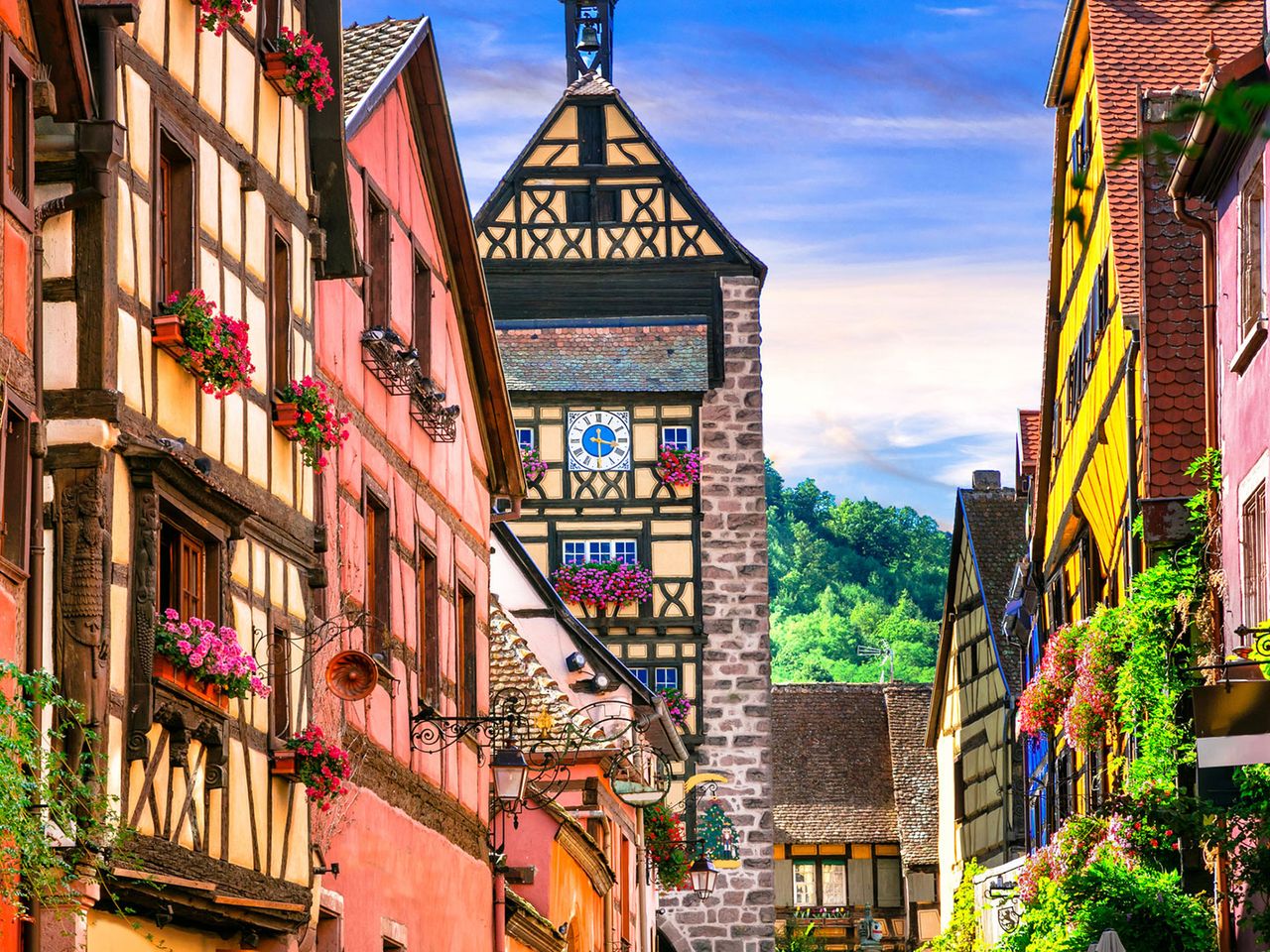 Blick auf Häuserreihe in Riquewihr