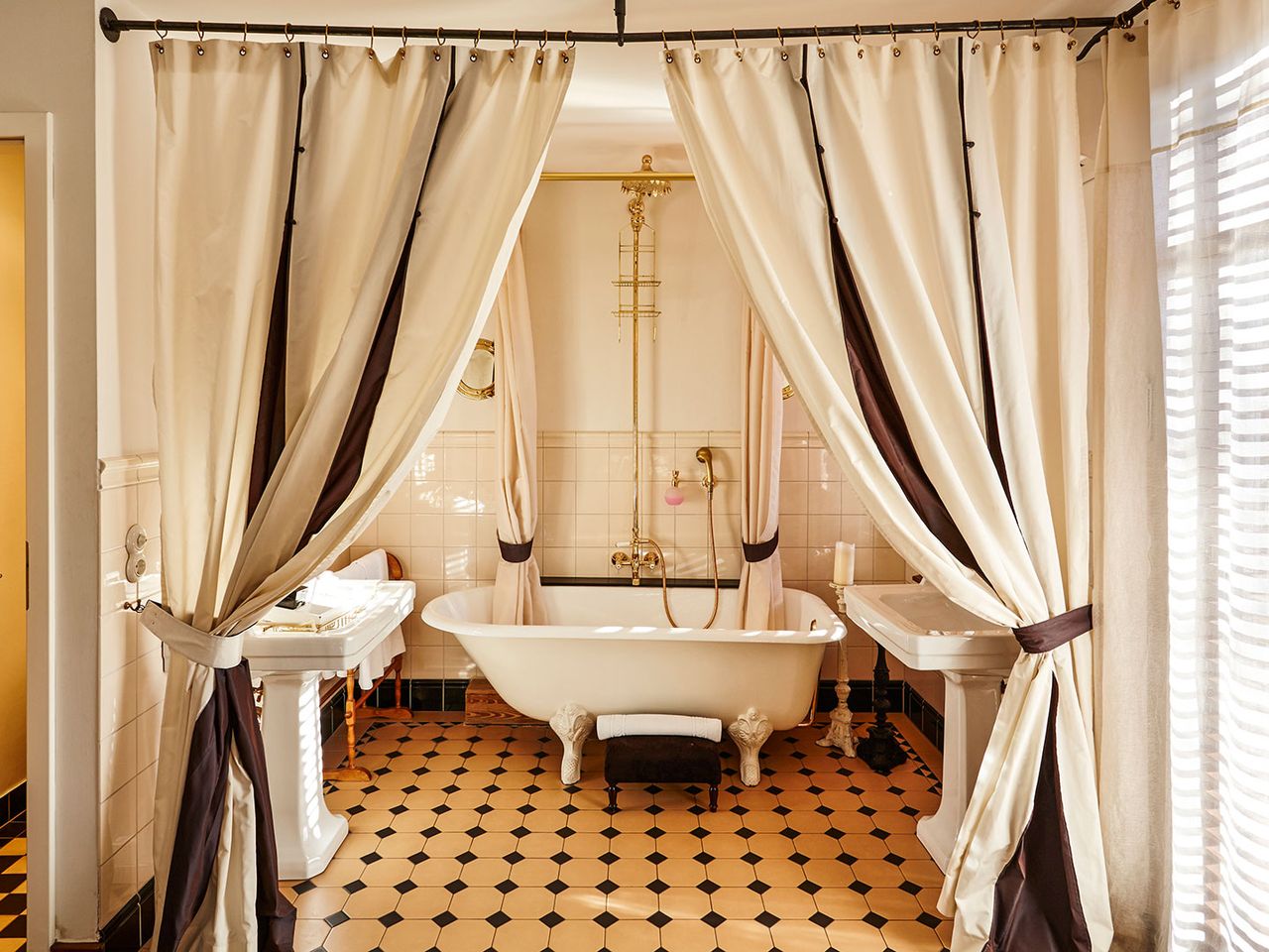 Bad im Zimmer Titanic im Hotel der Zauberlehrling