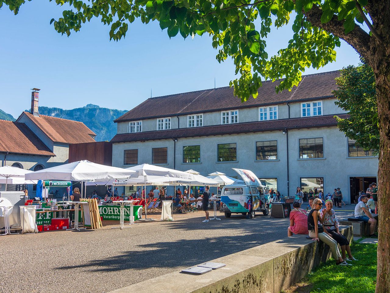 Menschen vorm inatura-Museum in Dornbirn im Sommer