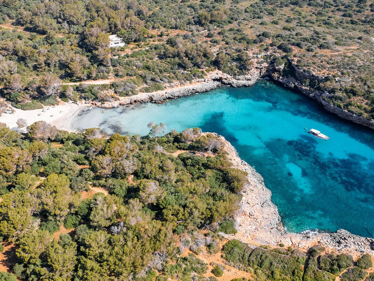 Cala Mitjana auf Menorca von oben