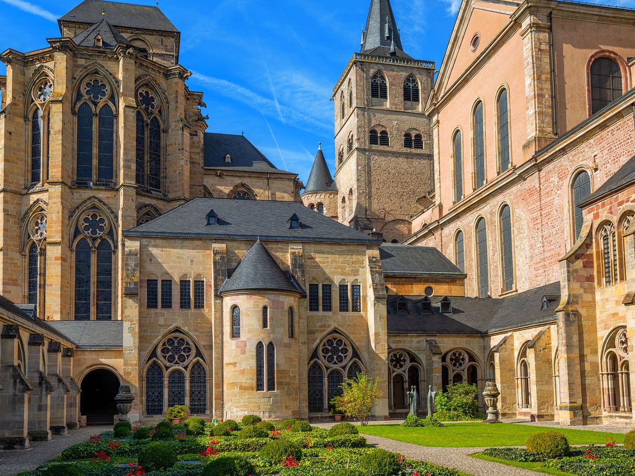 Domkirche St. Peter zu Trier, begrünter Innenhof