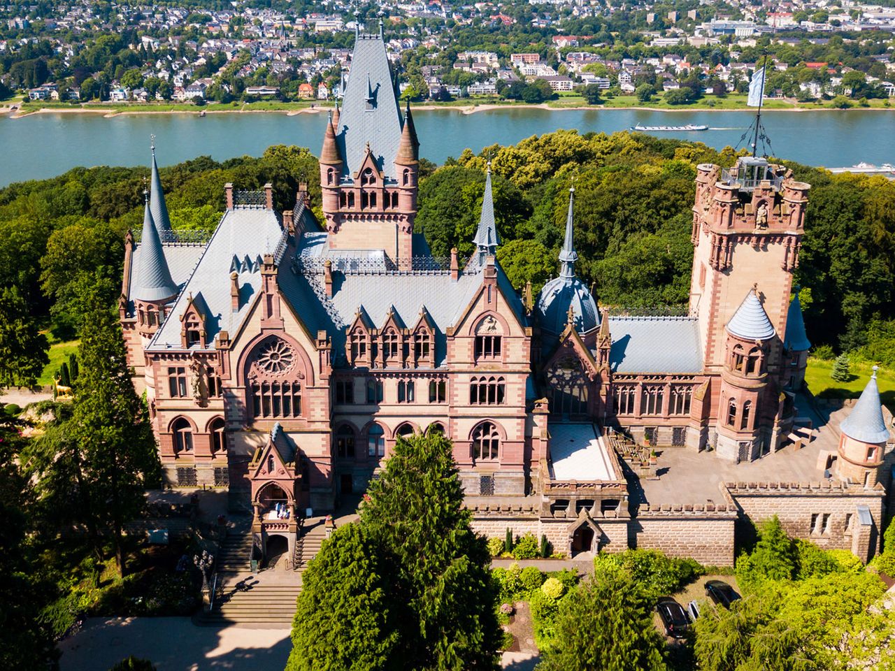 Blick von oben auf Schloss Drachenburg