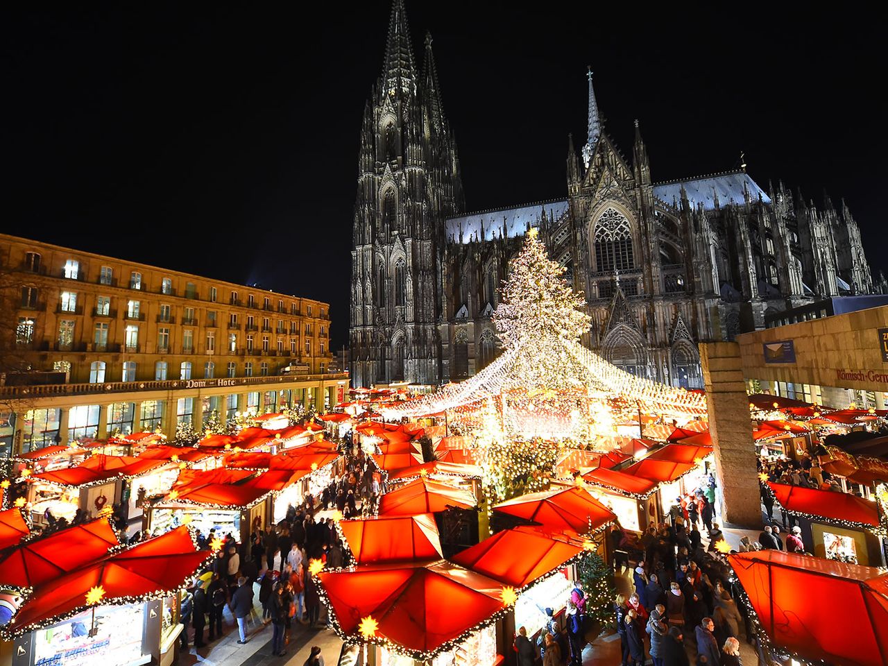 Blick auf den Kölner Weihnachtsmarkt am Dom