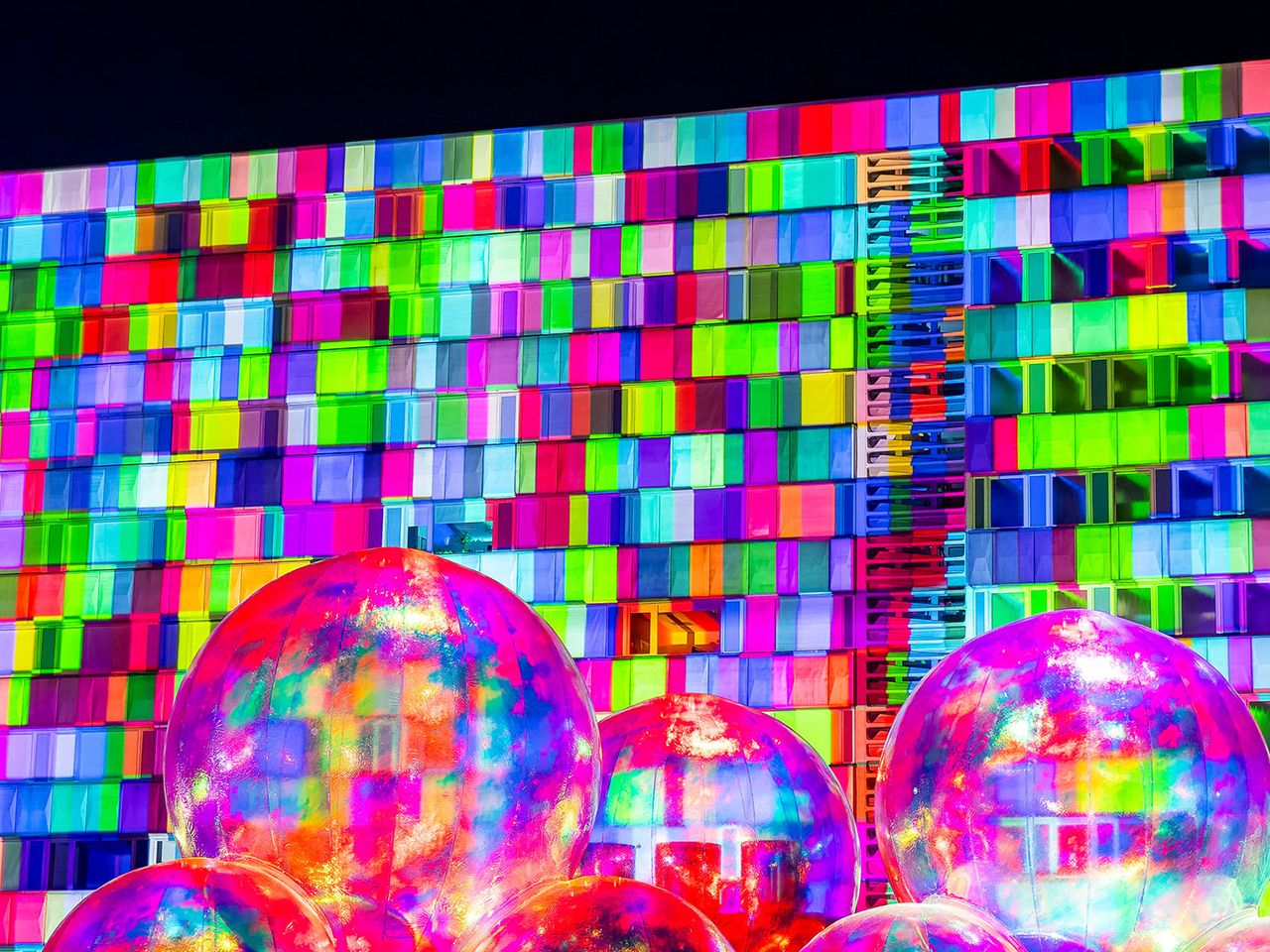 Lichtkunstfestival „Light our Vision" in Chemnitz, beleuchtetes Gebäude