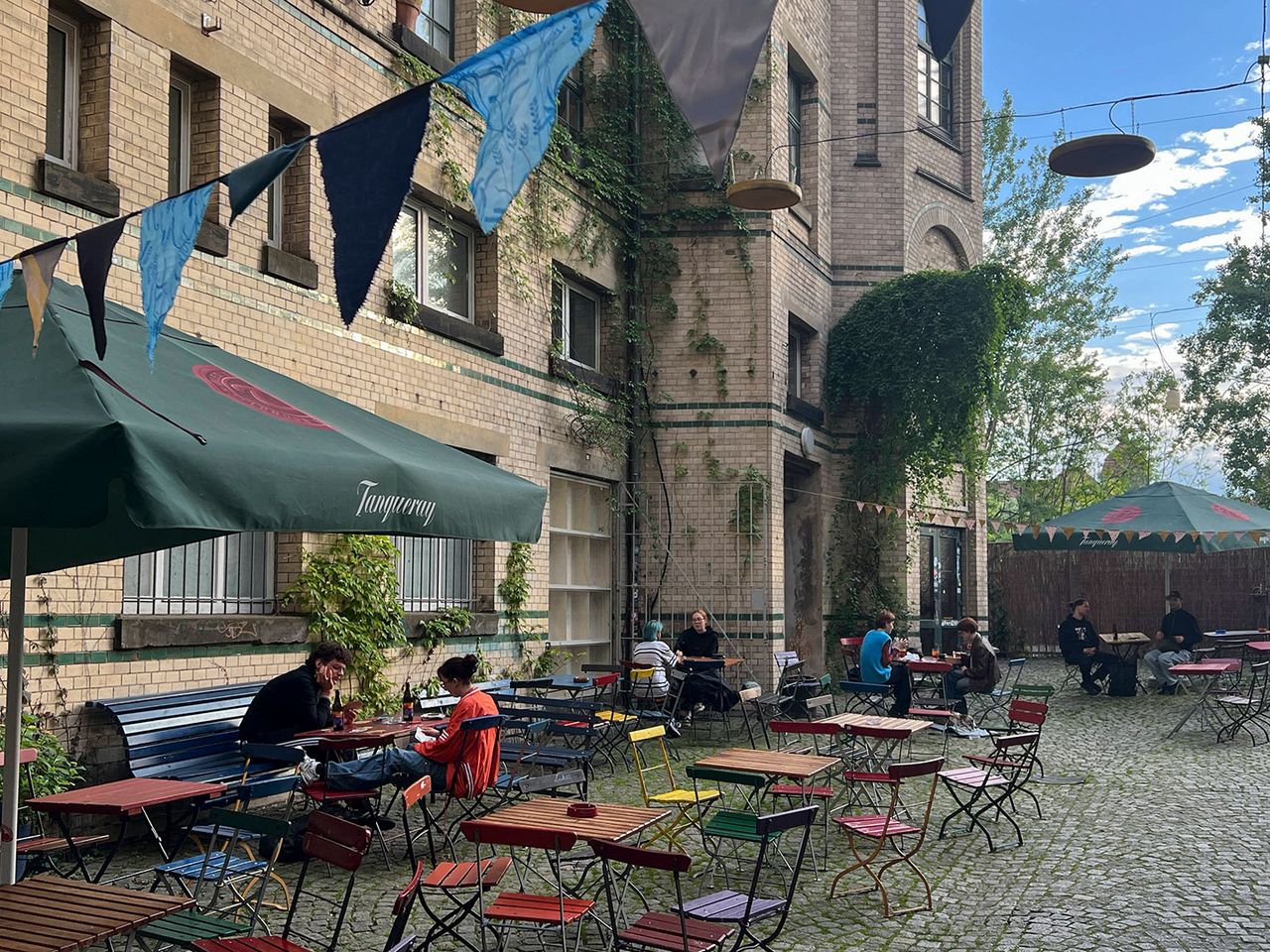 Kulturzentrum Weltecho in Chemnitz von außen, Tische im Freien