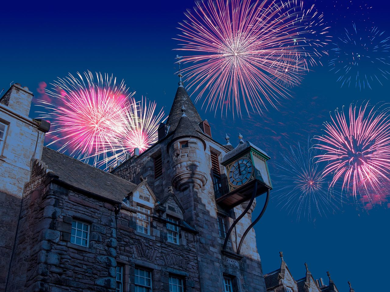 Feuerwerk über einem alten Gebäude in Edinburgh, Silvester
