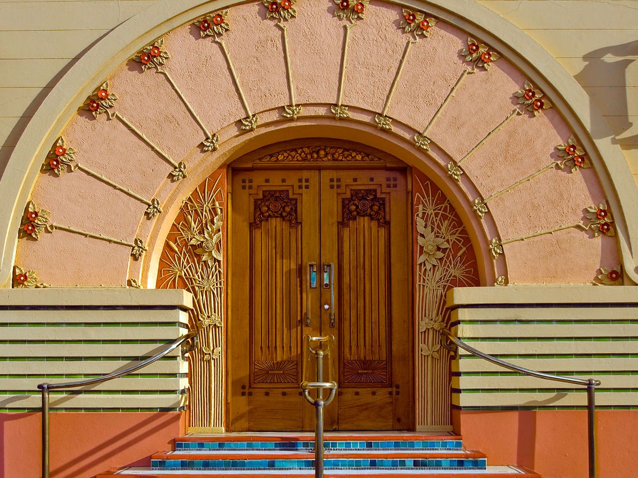 Art-déco-Gebäude in Napier, Eingangstür