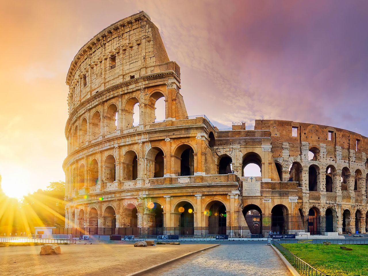 Kolosseum in Rom bei Sonnenuntergang