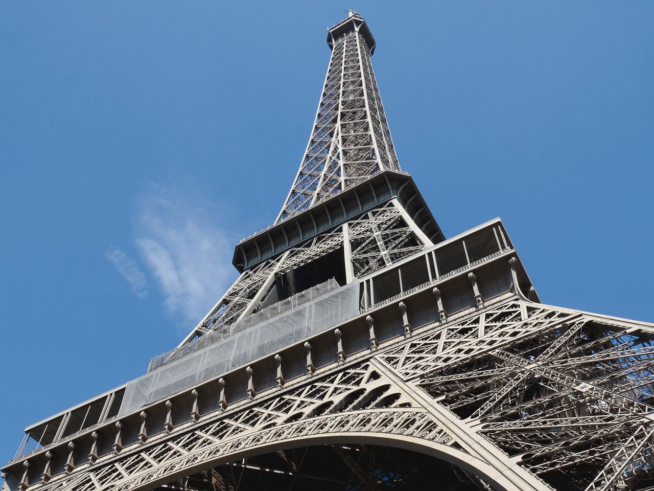 Eiffelturm in Paris von unten