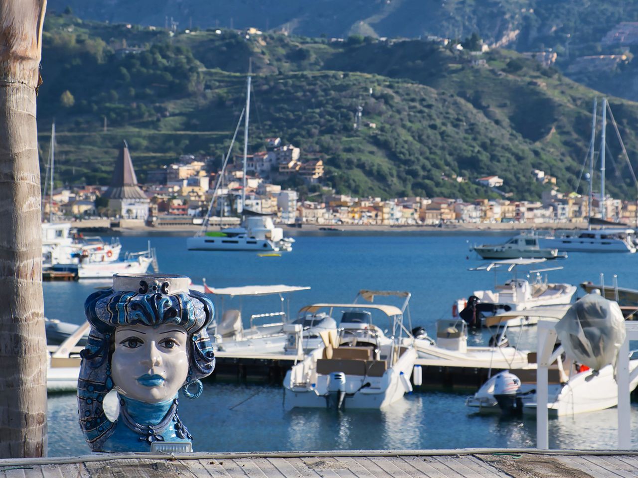 Hafen von Giardini-Naxos bei Taormina auf Sizilien