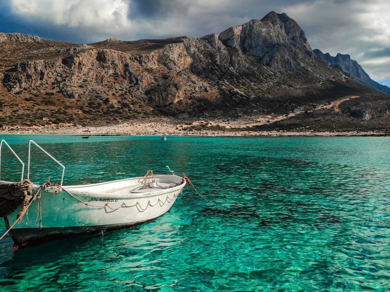 Boot schippert in der Lagune von Balos, Kreta