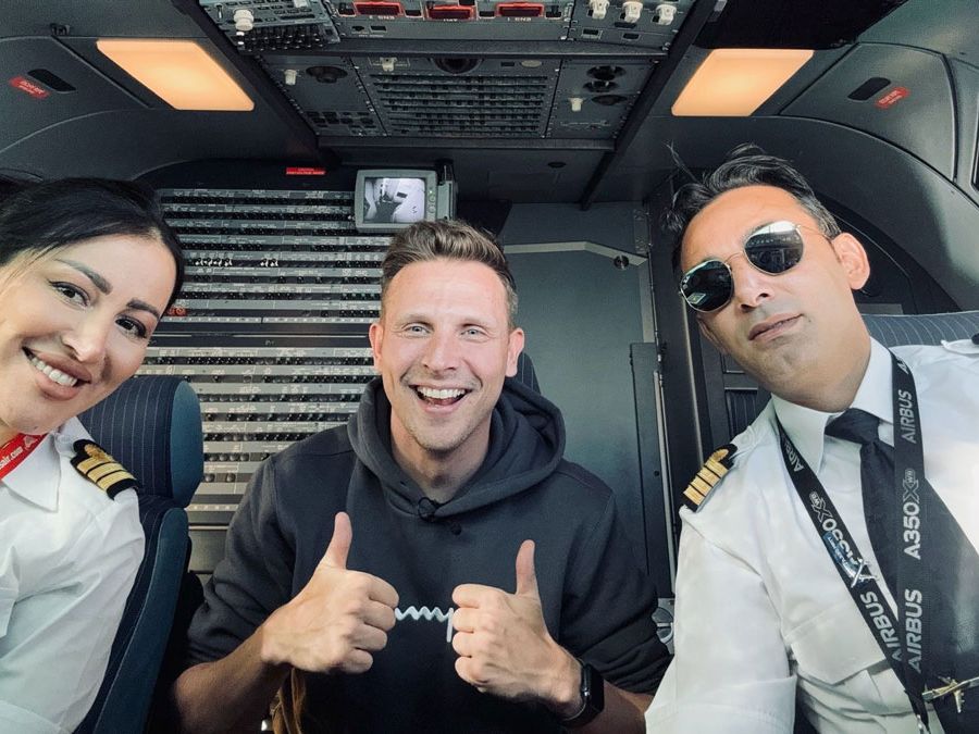 Josh Cahill mit Tunisair-Crew