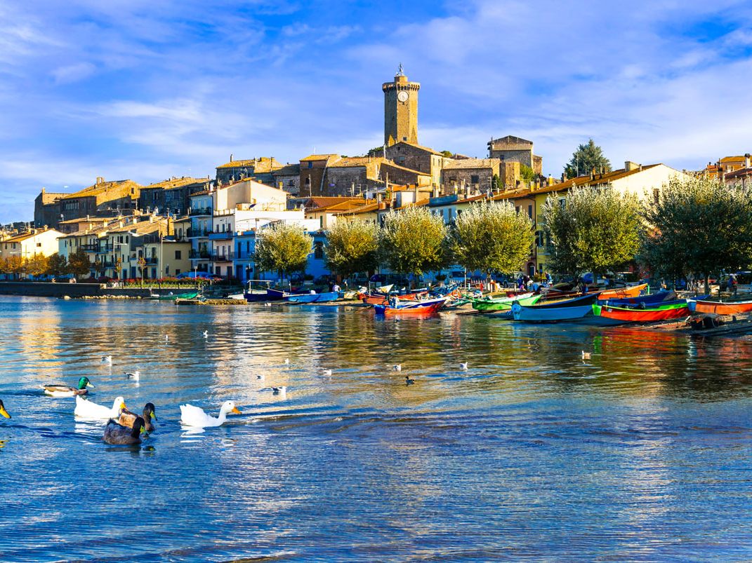 Lago di Bolsena, Blick auf Dorf am Ufer