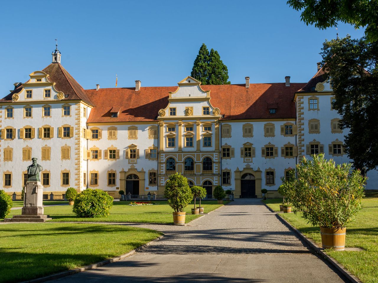Barockschloss und Blüte auf der Blumeninsel Mainau