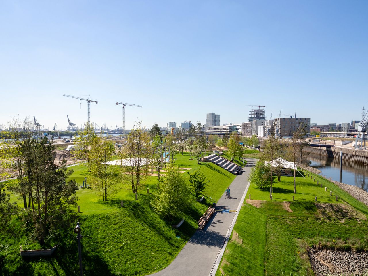 Blick vom Hügel im Baakenpark auf die HafenCity