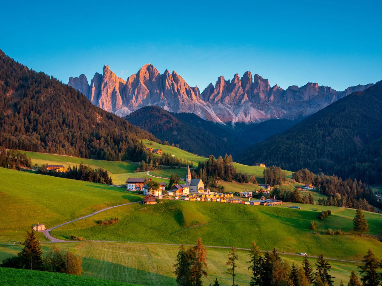 St. Magdalena und Dolomiten im Hintergrund