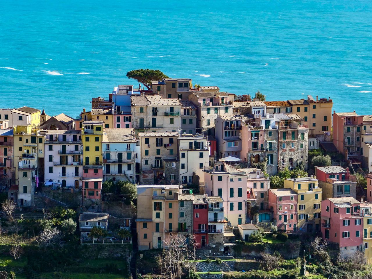 Corniglia und Mittelmeer im Hintergrund