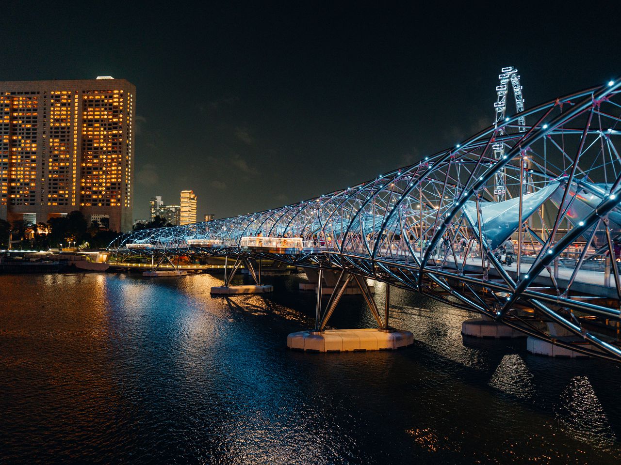 The Helix, Brücke in Singapur, beleuchtet
