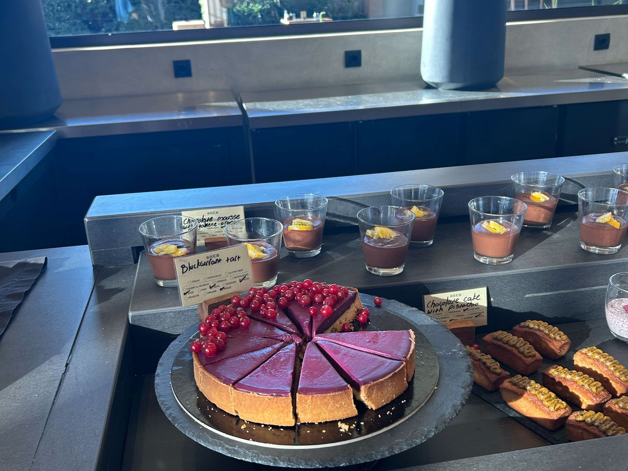Omikron Restaurant, Johannisbeerkuchen und Schokomousse