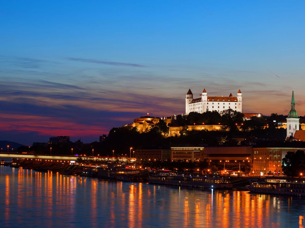 Burg von Bratislava und Donau, Abend