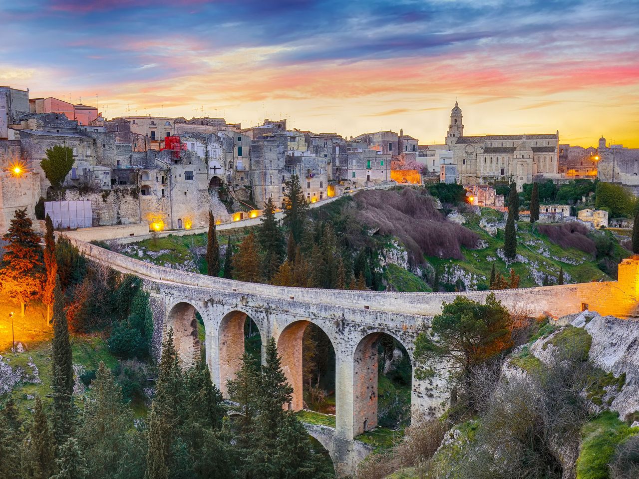 Blick auf die Ponte Acquedotto in Gravina in Puglia, am Abend