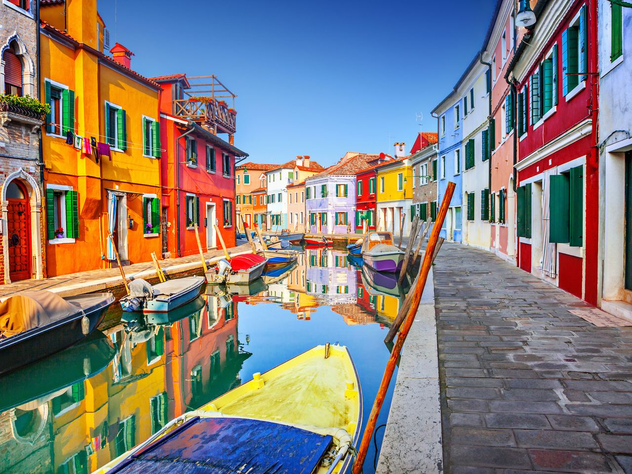 bunte Häuser und Kanal in Burano