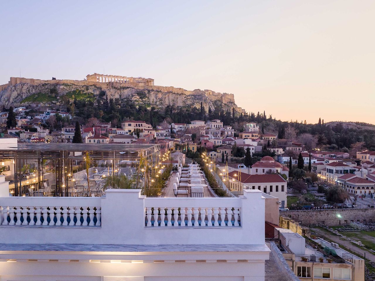 Rooftop des Hotels The Dolli in Athen, Blick zur Akropolis