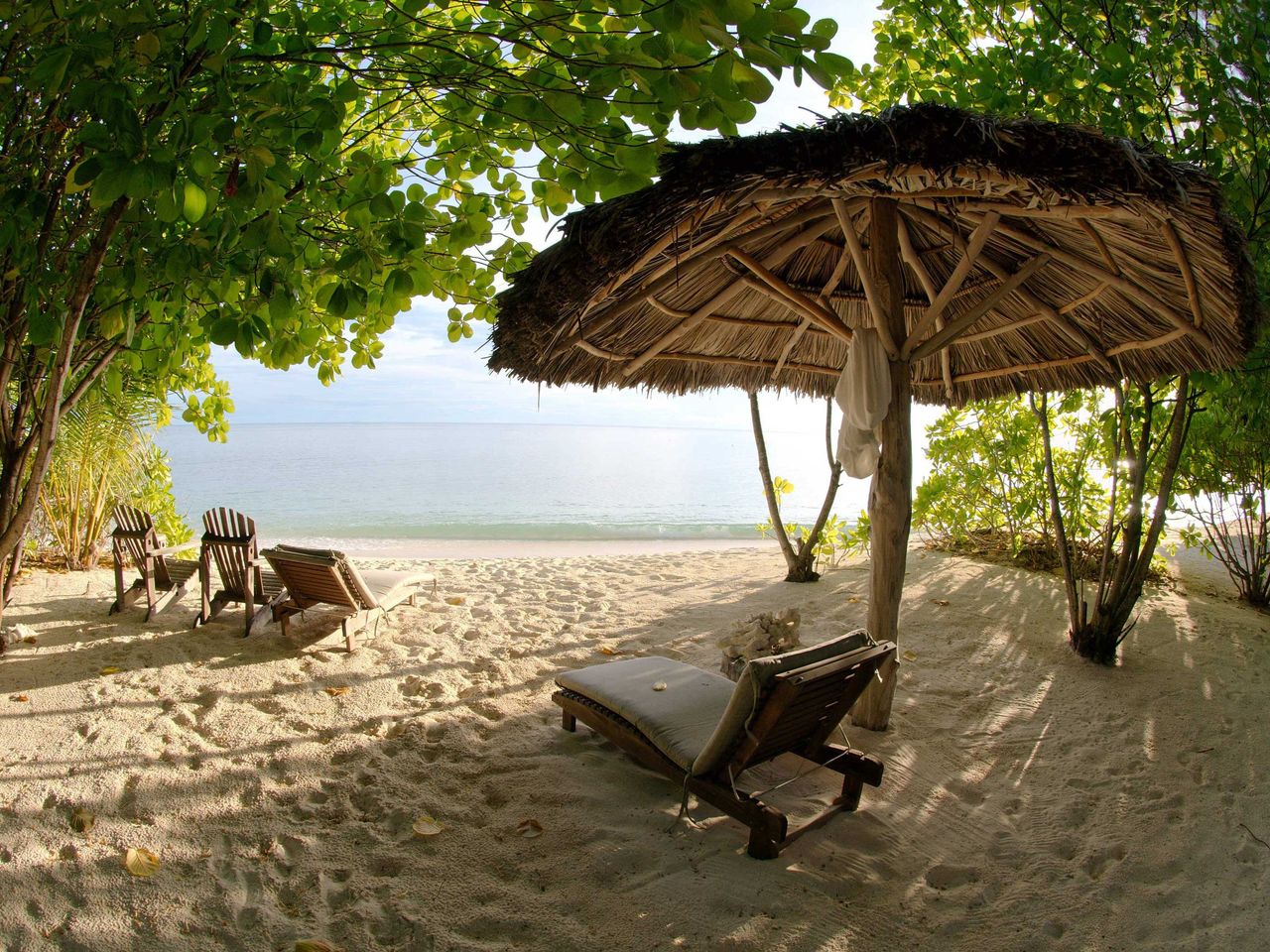 Liegestühle am Strand von Denis Island, Seychellen