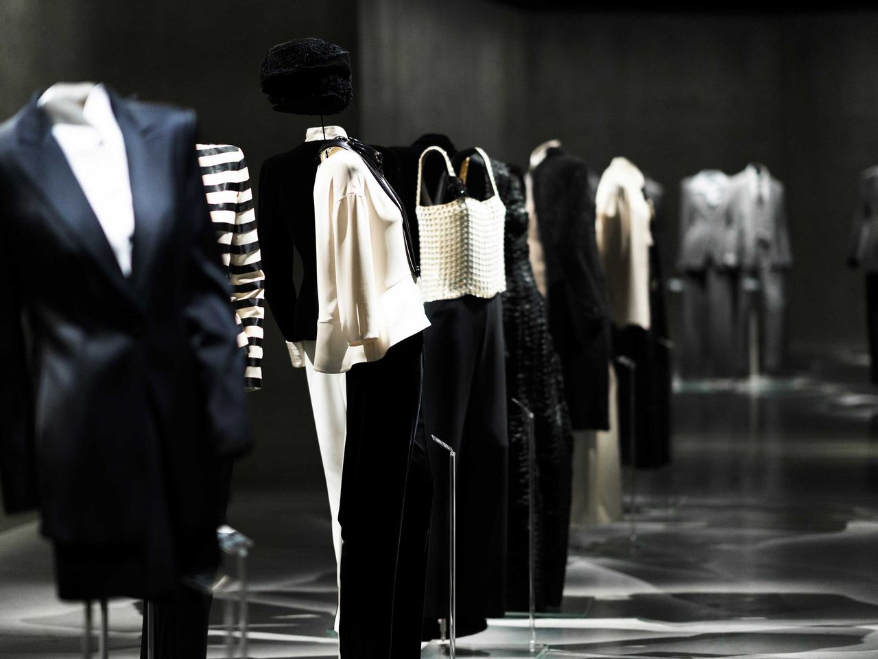 Kleidungsstücke im Museum Armani/Silos, Mailand