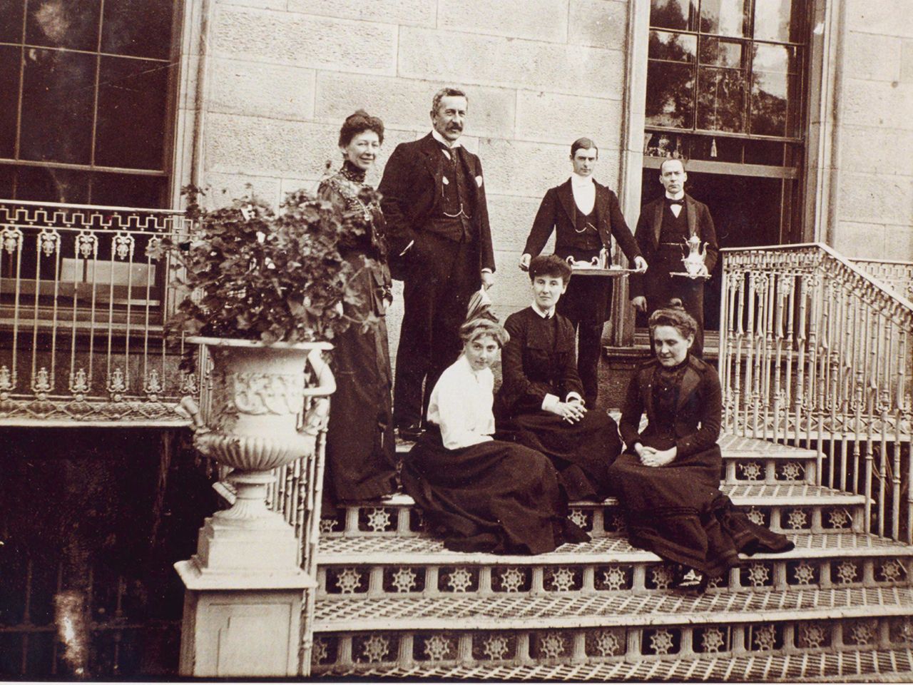 Bauherr Sir Charles Coote mit Familie und Personal, historisches Foto