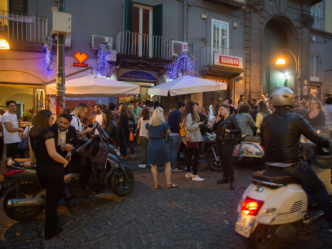 Menschen versammeln sich auf den Straßen von Neapel