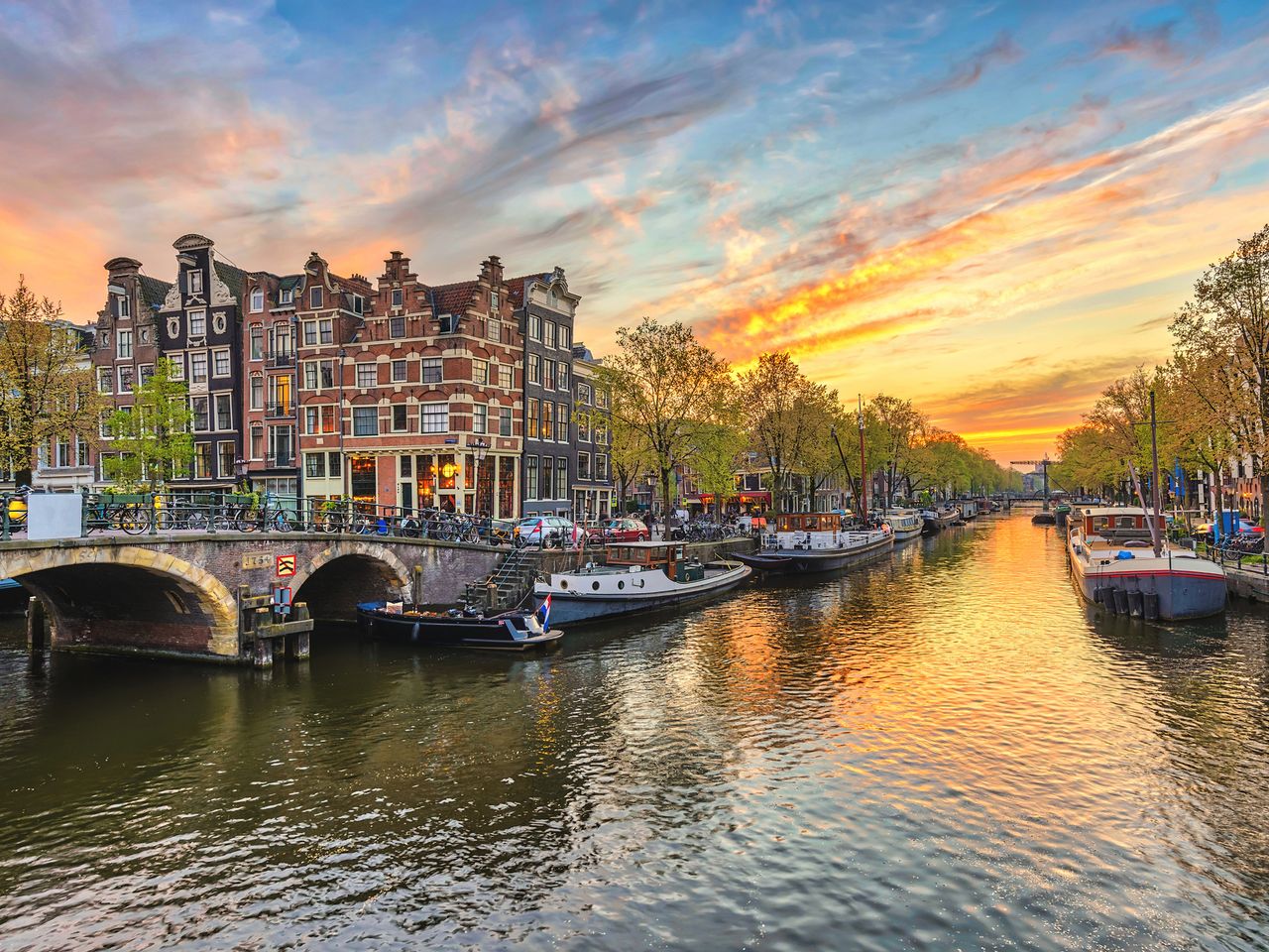 Grachten bei Sonnenuntergang in Amsterdam