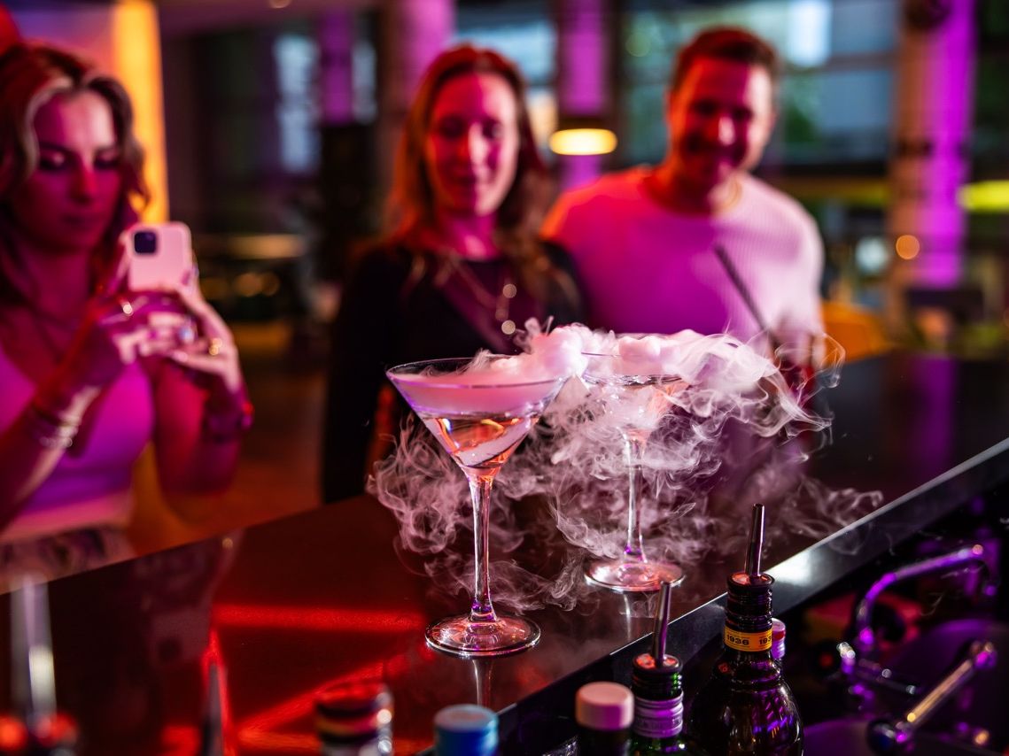 Avani Experiences, Smoked Cocktail Workshop_Avani Frankfurt City Hotel (c) Peter Krausgrill