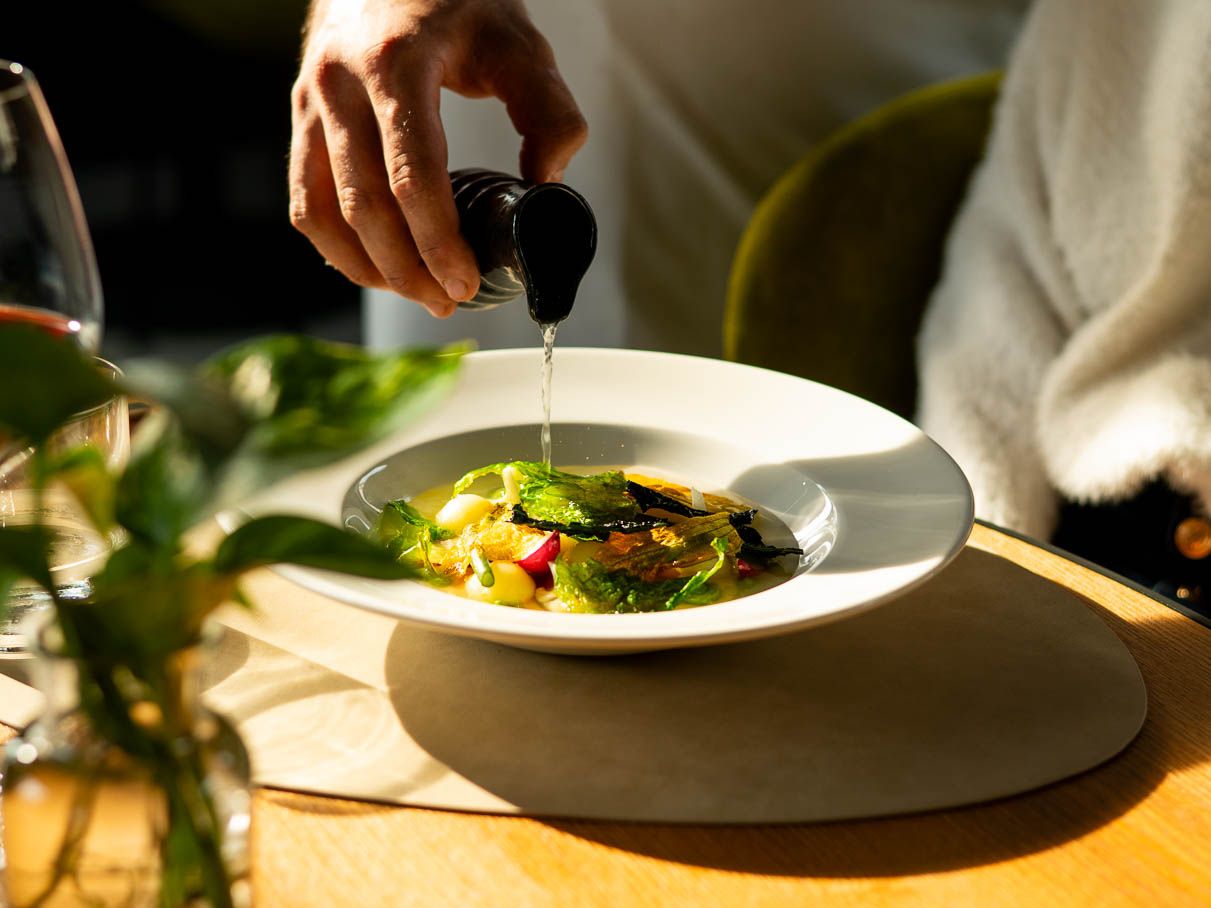 Salat wird serviert im R&ecirc;ve Bistrot