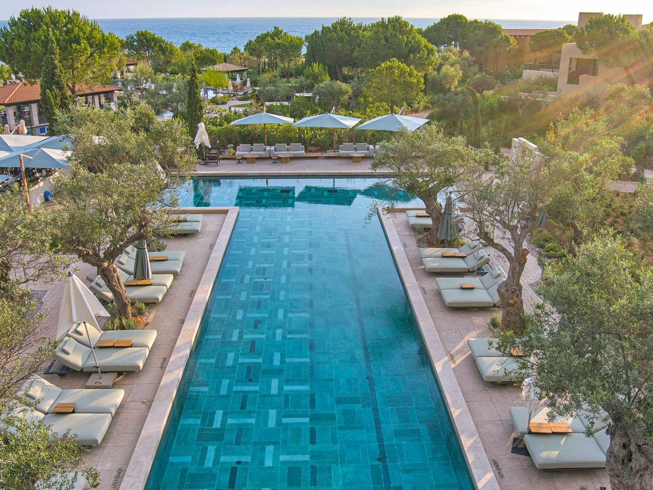 Eleon Pool im The Romanos, a Luxury Collection Resort, Costa Navarino