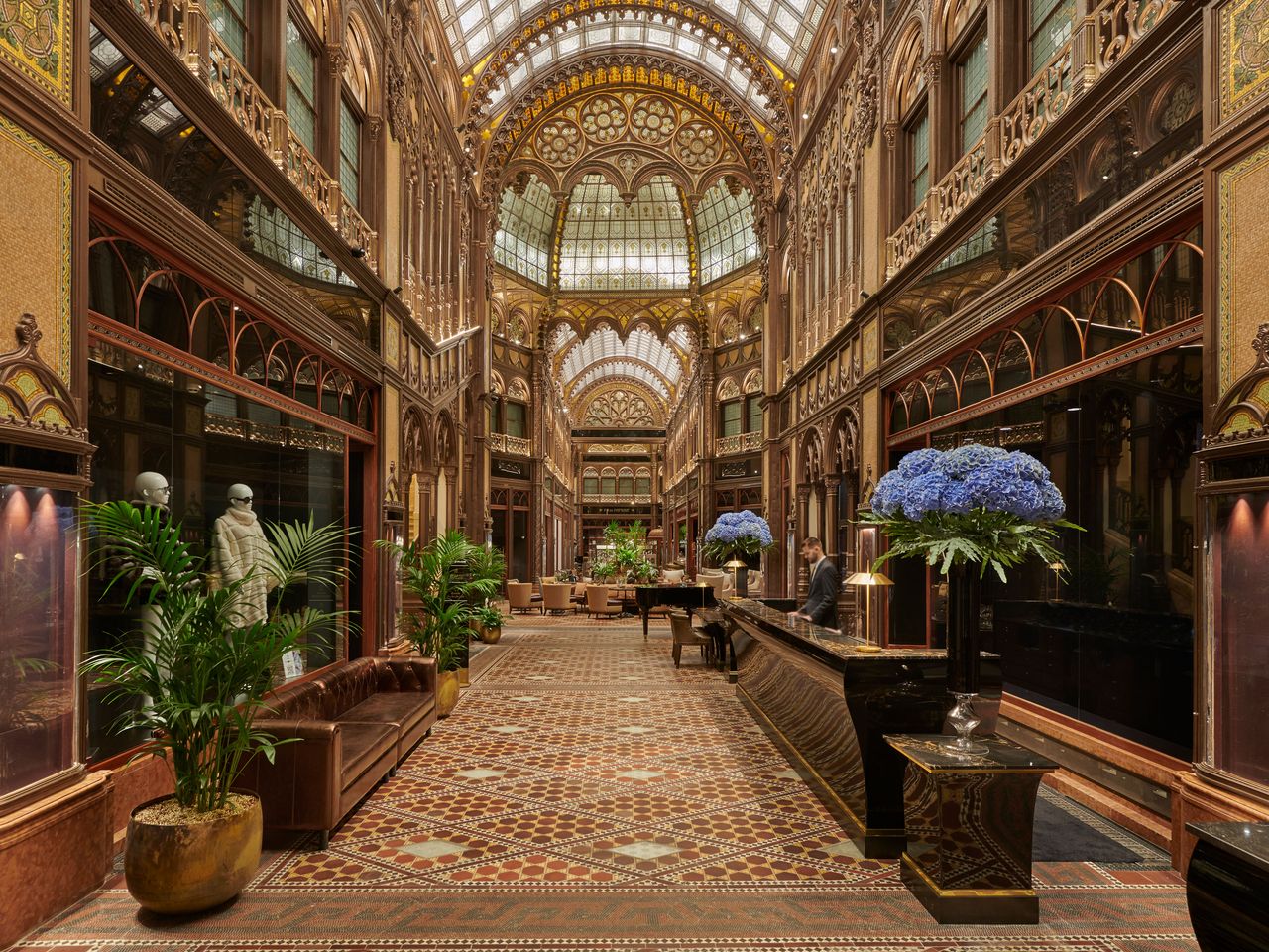 Lobby mit Front Desk im P&aacute;risi Udvar Hotel Budapest