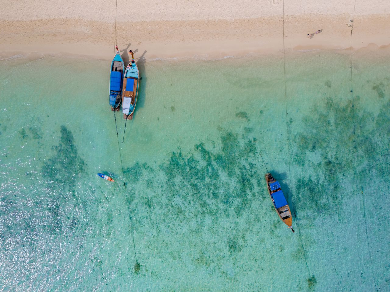 Luftaufnahme vom Strand und Meer auf Ko Ngai, Thailand